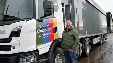 Der neue Scania fährt mit Biomethan aus der eigenen Anlage, freut sich Gerd Clasen.