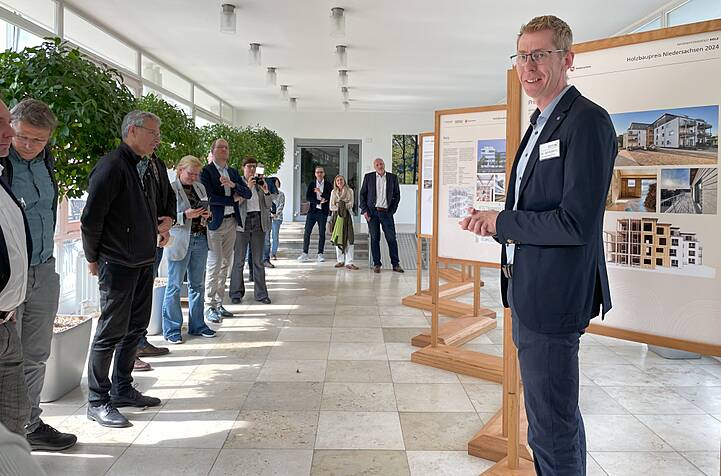 Dr. Jan Köbbing erklärt die Ergebnisse des Holzbaupreises