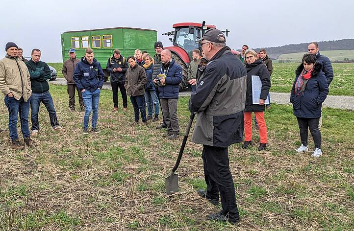 Burkhard Fromme erläutert die besonderen Bodenstrukturen, die durch sein Bewirtschaftungssystem entstanden sind.