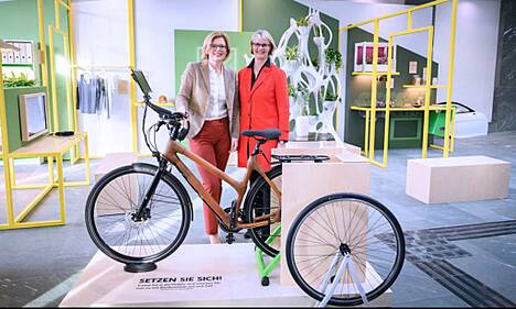 In Berlin stellen Forschungsministerin Anja Karliczek und Landwirtschaftsministerin Julia Klöckner die Bioökonomiestrategie vor. Doch was ist eigentlich Bioökonomie? Beispielsweise ein Fahhrad aus Bambus – das in einer Ausstellung im BMBF zu sehen ist.
