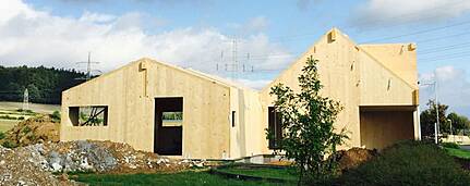 Noch ein ungewohnter Anblick: Wohngebäude in Holzmassivbauweise mit Brettsperrholz