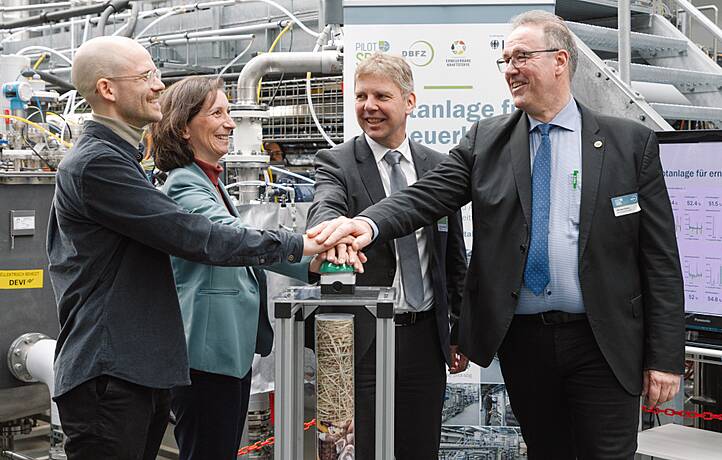 Offizielle Inbetriebnahme der neuen Forschungsanlage für erneuerbares Methan: Philipp Knötig, Karin Naumann (Projektleitung), Dr. Sven Halldorn (BMDV), Prof. Dr. Michael Nelles (Wiss. Geschäftsführer DBFZ), v.l.n.r.
