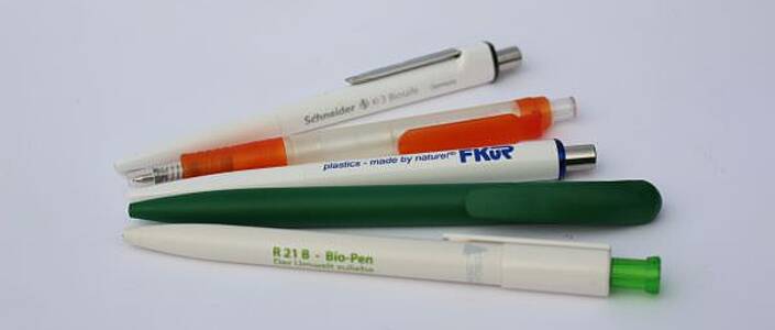 Viele Büroprodukte gibt es auch aus pflanzlich statt aus erdölbasierten Kunststoffen.