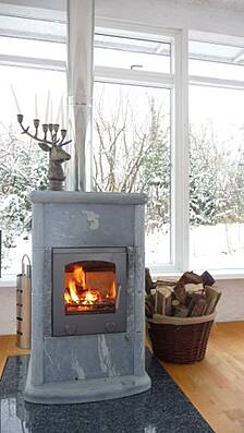 Im Feuerstättenbescheid weisen bevollmächtigte Bezirksschornsteinfeger aus, ob vor dem 22.3.2010 errichtete Holzfeuerstätten nach dem 31.12.2024 weiter betrieben werden dürfen bzw. auszutauschen oder stillzulegen sind.