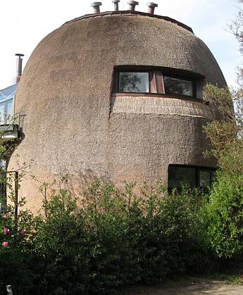 Neue Verwendung eines alten Baustoffs – die Fassade dieses 2009 in Ahrenshoop (Fischland-Darss-Zingst) errichteten Einfamilienhauses besteht zu 100 Prozent aus Schilf