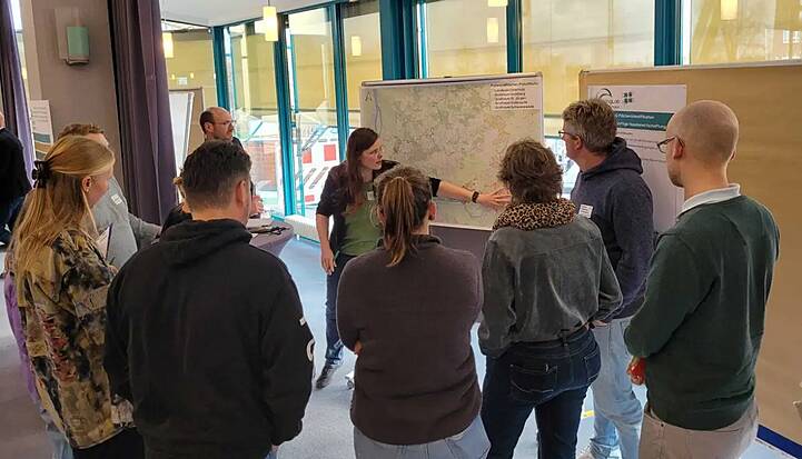 Bei der zweiten Sitzung des LivingLab Gremiums kamen rund 70 Akteurinnen und Akteure zusammen, um über Verwertungsmöglichkeiten des Mooraufwuchses zu sprechen.