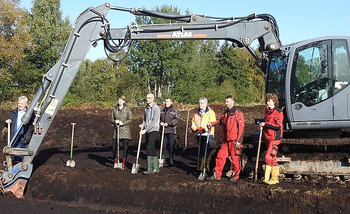„Erster Spatenstich“: Von links nach rechts: Rolf Schölzel (Domänenamt Oldenburg), Stephanie Siefken-Hahn (Leitung Amt für Bodenschutz und Abfallwirtschaft Landkreis Oldenburg), Colja Beyer (Kompetenzstelle Paludikultur NLWKN / 3N Kompetenzzentrum), Peter Meyer (Fachbereichsleitung Gemeindeentwicklung Gemeinde Ganderkesee), Wilhelm Rohlfs (NLWKN), Torben Müller (Heino Müller Baggerbetrieb), Bjarne Müller (Heino Müller Baggerbetrieb)