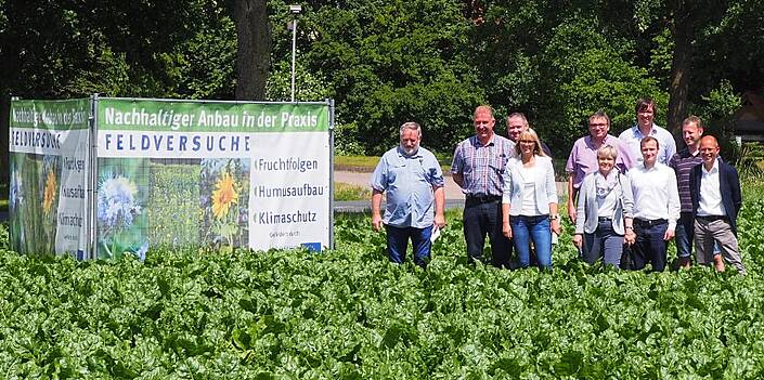 Projektpartner am Hinweisschild in Wilstedt
