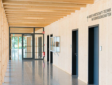 Eine Schule in Holzbauweise ist ein aktiver Beitrag zum Klimaschutz und lädt zusätzlich zum Wohlfühlen ein.