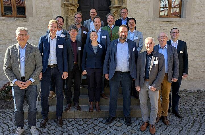 Referenten von links unten 1. Reihe v. l.: W. Abler, Dr. J. Köbbing, Dr. H. Hennies, H. Meyer zu Vilsendorf, G. Schwetje, R. Borresch 2. Reihe: Prof. Dr. A. Don, Dr. Claudia Heidecke 3. Reihe: G. Thomssen, B. Aumann, V. Hahn, Dr. D. F. Tudela Staub 4. Reihe: H. Freiherr v. Münchhausen, 5. Reihe: Dr. E. Kürsten, V. Böckmann