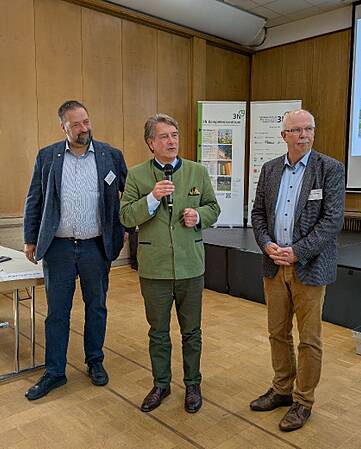 Dr. H. Hennies und G. Schwetje beantworten unter der Moderation von H. Frhr. v. Münchhausen Fragen der Gäste im Saal und online.