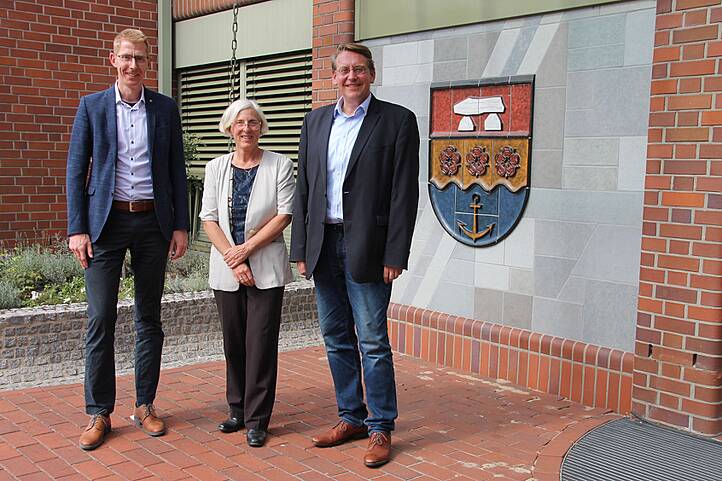 Landrat Marc-André Burgdorf (re.) mit der neuen Geschäftsführerin des 3N Kompetenzzemtrums Dr. Carolin Schneider und dem ausscheidenden Geschäftsführer Dr. Jan Köbbing