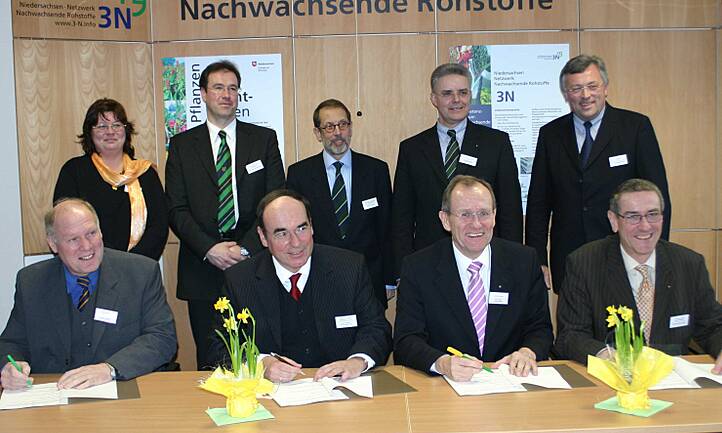 Feierliche Unterzeichnung der Kooperationsvereinbarung am 3. Februar 2006. vorne: Friedrich Scholten (Landwirtschaftskammer Niedersachsen), Prof. Dr. Martin Thren (HAWK), Hermann Bröring (Landkreis Emsland), Dr.-Ing. H.-D. Jansen (Deutsches Institut für Lebensmitteltechnik DIL); hinten: Dr. Anke Grieße (Niedersächsisches Umweltministerium), Prof. Dr. Michael Nelles (HAWK), Dr. Gerd Höher, Friderich-Otto Ripke (beide Niedersächsisches Landwirtschaftsministerium), Dr. Werner Brinker (EWE)
