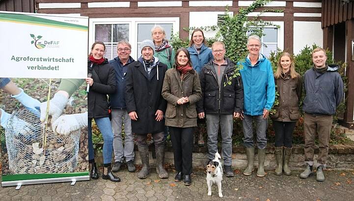 Projektteam und Ministerin, von links nach rechts: Isabelle Frenzel (DeFAF e.V.), Axel Reupke (Rittergut Lucklum, Partnerbetrieb), Christian Bruns (Ackerpaten e.V., Partnerbetrieb), Ilse Rakoski (Lindenhof Eilum, Partnerbetrieb), Miriam Staudte (Nds. Ministerin für Ernährung, Landwirtschaft und Verbraucherschutz), Prof. Dr. Carola Paul (Universität Göttingen), Henning Rehren (Pferdehof Rehren, Partnerbetrieb), Prof. Dr. Edzo Veldkamp, Valeska Volckens und Peter Hahn (Universität Göttingen). Weiterhin im Projekt aktiv, aber nicht auf dem Foto: Prof. Dr. Lukas Beule (Julius-Kühn-Institut) und Ludwig Block- Gruppe (Natureno Agrar GmbH, Partnerbetrieb), Dirk Böttger (Universität Göttingen)