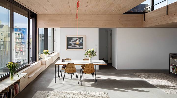 Gelungenes Projekt: Dachaufstockung eines Mehrfamilienhauses in der Berliner Wassertorstraße. Die Holzbauweise ermöglichte die Vorfertigung des Rohbaus und die Montage in kurzer Bauzeit