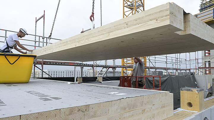 Mit einem am 1. April 2024 gestarteten Förderaufruf zur Holzbauinitiative will das BMEL den Einsatz von Laubholz im konstruktiven Holzbau voranbringen. Das Foto entstand 2022 bei der Anlieferung eines Holzsegments auf einer Baustelle in der Hamburger Hafencity.