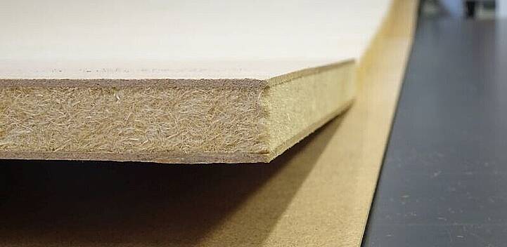 Ansicht eines Lignocellulose-Sandwichelementes mit Vollkern und Deckschicht.