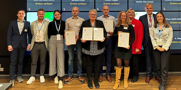 Überreichung der Zertifikate bei einem Statusworkshop von MCS am 10.10. in Berlin: v. l. n. r: Simon Busse (FNR); Markus Bockholt (MCS); Katrin Jaeger (MCS); Jonas Velz (Eifel-Holz), Ulrike Fockenberg (Gramoflor); Marc van Dael (Copertiz); Ribanna Jansen (toom Baumarkt); Cornelia Berns (BMEL); Dr. Norbert Schmitz (MCS); Julia Ostrowski (MCS).