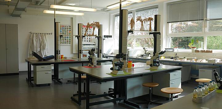 Die Studierenden vertiefen in beiden Studiengängen die theoretischen Inhalte in zahlreichen Laborveranstaltungen, die in gut ausgestatteten Laboren und Technika durchgeführt werden.