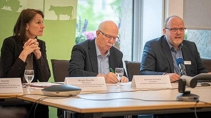 Pressekonferenz zur Vorstellung des Nährstoffberichts 2024/25 am 15.06.2026 im niedersächsischen Agrarministerium mit (v.l.) Agrarministerin Miriam Staudte, Kammerpräsident Gerhard Schwetje und Geschäftsbereichsleiter Reno Furmanek.