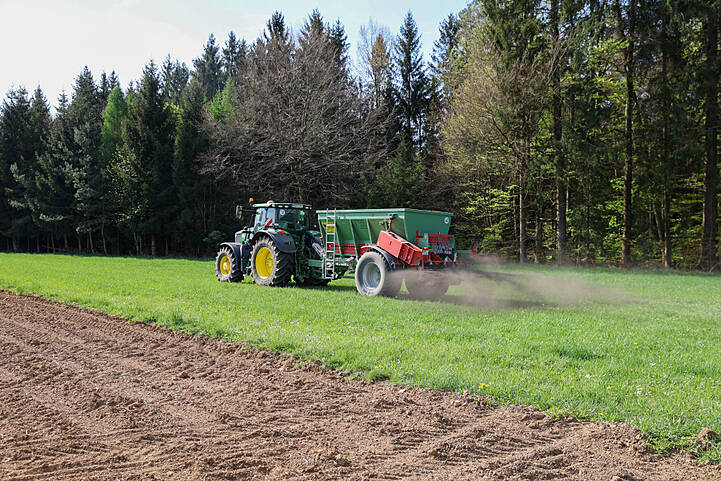 Werden die gesetzlichen Vorgaben eingehalten, eignet sich Holzasche aus naturbelassenem Holz als Dünger.