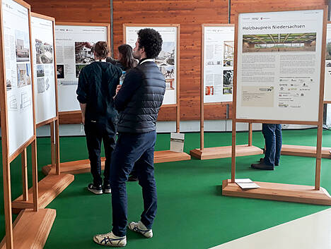 Besucher*innen der Ausstellung zum Holzbaupreis Niedersachsen auf der LIGNA 2023