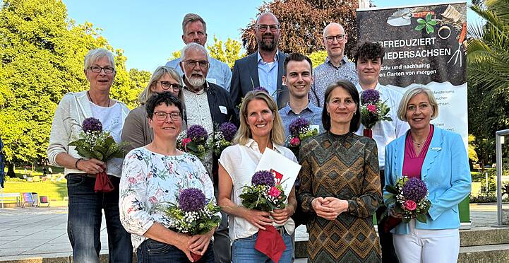 Ministerin Miriam Staudte (1. Reihe, 3. v. l.) gemeinsam mit Landrätin Karin Harms (LK Ammerland) (rechts) und allen Gewinner:innen des Wettbewerbes „Torfreduziert in Niedersachsen – innovativ und nachhaltig für den Garten von morgen“.