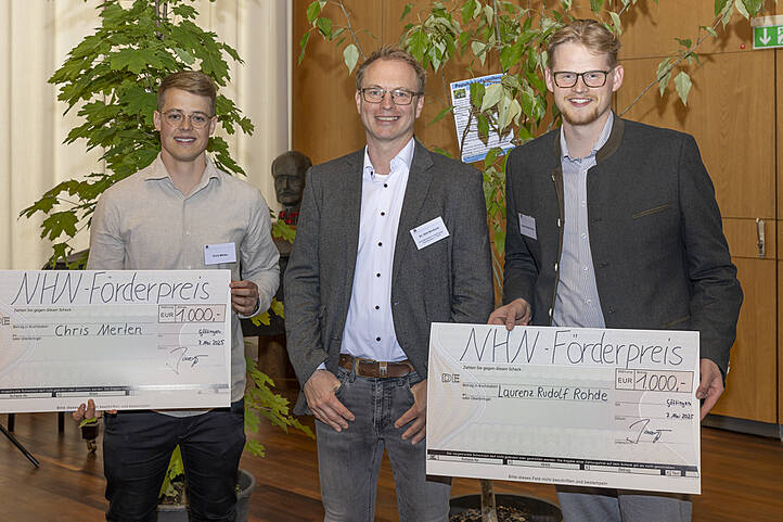 Die Gewinner des NHN-Förderpreises Chris Merten und Laurenz Rohde mit NHN-Vorstandsmitglied Dr. Dirk Berthold