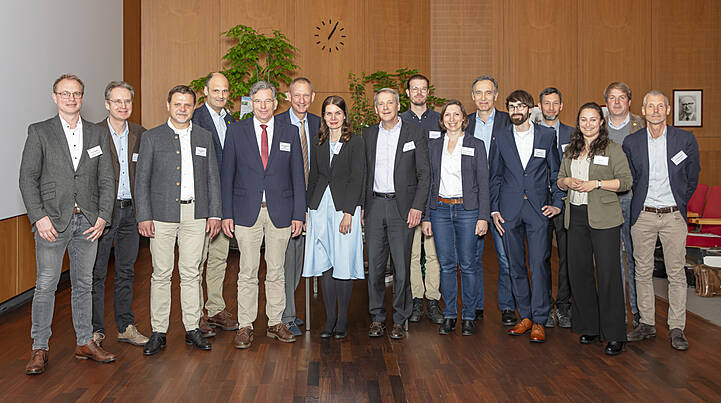 Das Team der Referierenden und Veranstaltenden von links nach rechts: Dr. Dirk Berthold, Prof. Dr. Carsten Mai, Prof. Dr. Markus Ziegeler, Dr. Hans-Martin Hauskeller, Prof. Dr. Andreas Bitter, Prof. Dr. Matthias Dieter, Julia Möbus, Prof. Dr. Dirk Jaeger, Henry Heinen, Prof. Dr. Carola Paul, Prof. Dr. Jürgen Bauhus, Robert Starke, Prof. Dr. Volker Lenz, Tjorven von Grambusch, Marcus Kühling, Dr. Eckhard Heuer