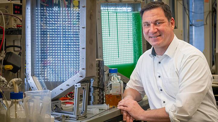 Prof. Thomas Brück und weitere Forschende haben einen Prozess zur Herstellung von Carbonfasern aus erneuerbaren Rohstoffen entwickelt.