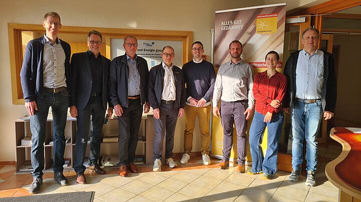 3N Geschäftsführer Dr. Jan Köbbing, Samtgemeinde Bürgermeister Werlte Ludger Kewe, Bürgermeister Stadt Werlte Daniel Thele, Energieberater der Verbraucherzentrale Wilfried Gravel, Klimaschutzmanager Samtgemeinde Werlte Dominik Drewes, Energieeffizienzagentur Landkreis Emsland e. V. Johannes Lorenz, 3N-Klimacenter-Team Frauke Wilkens und Reimund Schlangen (von links) bei der Eröffnung der Stationären Energieberatung der Verbraucherzentrale im Klimacenter Werlte