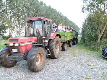 Anreise der Teilnehmenden per Traktorhänger