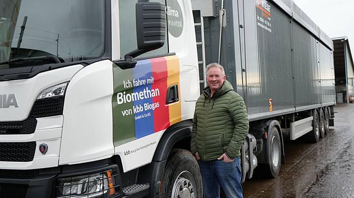 Der neue Scania fährt mit Biomethan aus der eigenen Anlage, freut sich Gerd Clasen.