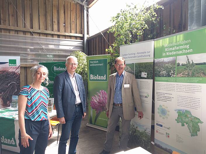 Staatsekretär Dr. Ludwig Theuvsen und die Geschäftsführerin des LBZ, Martina Weber, ließen sich von Dr. Kürsten die Projekte von 3N erläutern.