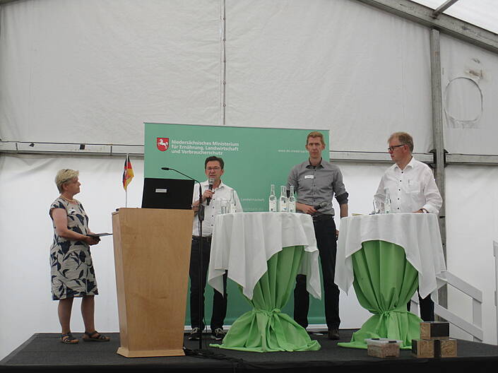 Podiumsdiskussion zur Paludikultur v.r.n.l.: Dr. Marie-Luise Rottmann-Meyer (3N), Detlef Tänzer (Landkreis Diepholz), Dr. Jan Köbbing (Klasmann-Deilmann), Prof. Heinrich Wiggers (Jade Hochschule Oldenburg)