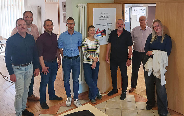 Diskutierten im Klimazentrum Werlte angeregt über zukünftiges Wohnen (v.l).: Erik Hommes (DOC33), Wouter van de Kolk (Stichting Zo willen wij wonen), Marvin Leck (pro-t-in GmbH), Gerjan van den Dolder (DOC33), Frauke Wolken (Kompetenzzentrum 3N), Henk Heres (DOC33), Jan Mulder (Stichting Zo willen wij wonen) und Nienke Mulder (Stichting Zo willen wij wonen). Foto: pro-t-in GmbH