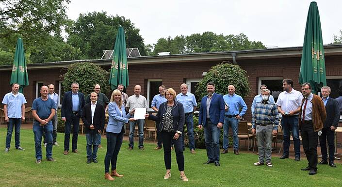 Zusammen mit den Projektbeteiligten überreicht Ulrike Jungemann den Endbericht an die Ministerin Barbara Otte-Kinast.