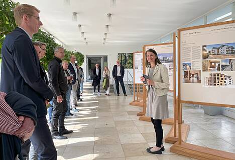 Miriam Staudte eröffnet die Ausstellung