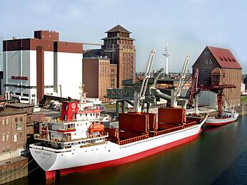 In der Roland Mühle in Bremen werden u.a. Ackerbohnen weiterverarbeitet und können von dort direkt ins Ausland verschifft werden.