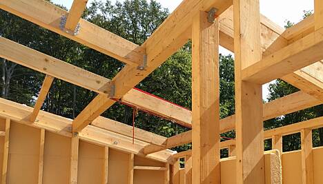 Bauen und Sanieren mit Holz hat eine besonders gute Ökobilanz, vor allem wenn die Konstruktion auch leicht wieder demontiert und wiederverwendet werden kann.