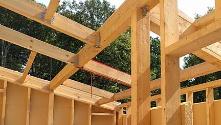 Bauen und Sanieren mit Holz hat eine besonders gute Ökobilanz, vor allem wenn die Konstruktion auch leicht wieder demontiert und wiederverwendet werden kann.