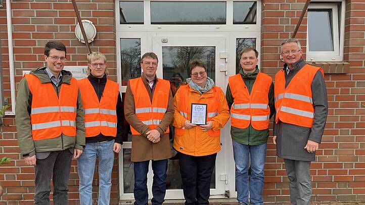 Bei der Auszeichnungsübergabe zur „Biogasanlage des Monats“ dabei waren (v.l.): Ralf Abels (Ortsvorsteher Leerhafe), Keno Beckmann (ehem. Auszubildender), Raimund Leopold und Manuela Beyer (beide Geschäftsführung Biogas Wittmund), Joost Kuhlenkamp (Landesverband Erneuerbare Energien Niedersachsen/Bremen) sowie Rolf Claußen (Bürgermeister der Stadt Wittmund).