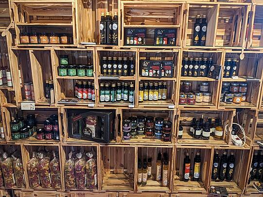 Ein breites Sortiment von aromatisierten Ölen und weiteren Produkten im Hofladen