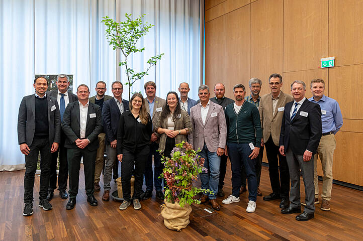 Das Team der Referierenden und Veranstaltenden von links nach rechts: Dr. Markus Dög, Dr. Björn Seintsch, Prof. Dr. Markus Euring, Hendrik Schatz, Dr. Dirk Berthold, Dr. Susanne Bollmus, Marcus Kühling, Tjorven von Grambusch, Andreas Füller, Prof. Reinhard Grell, Raphael Brasch, Christoph Sattelmacher, Dr. Rainer Hurling, Dr. Joachim Hamberger, Prof. Dr. Dirk Jaeger, Dr. Aki Höltken