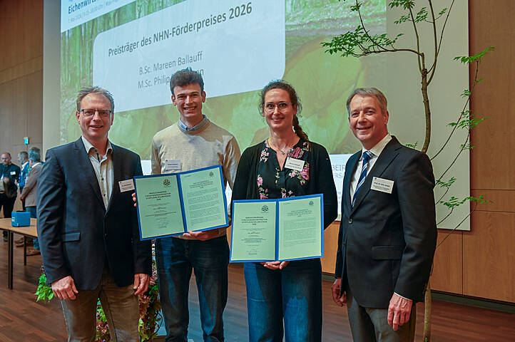 Die Gewinner/-innen des NHN-Förderpreises Philipp Kuhlmann und Mareen Ballauff mit den Vorstandsmitgliedern Dr. Dirk Berthold und Prof. Dr. Dirk Jaeger