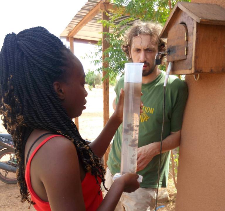 Adélaide Ganou (Université 2IE de Ouagadougou) und Thomas Czoske (Ökoservice GmbH) überprüfen mit Hilfe eines Messzylinders den Schlammgehalt im Klärwasser. 