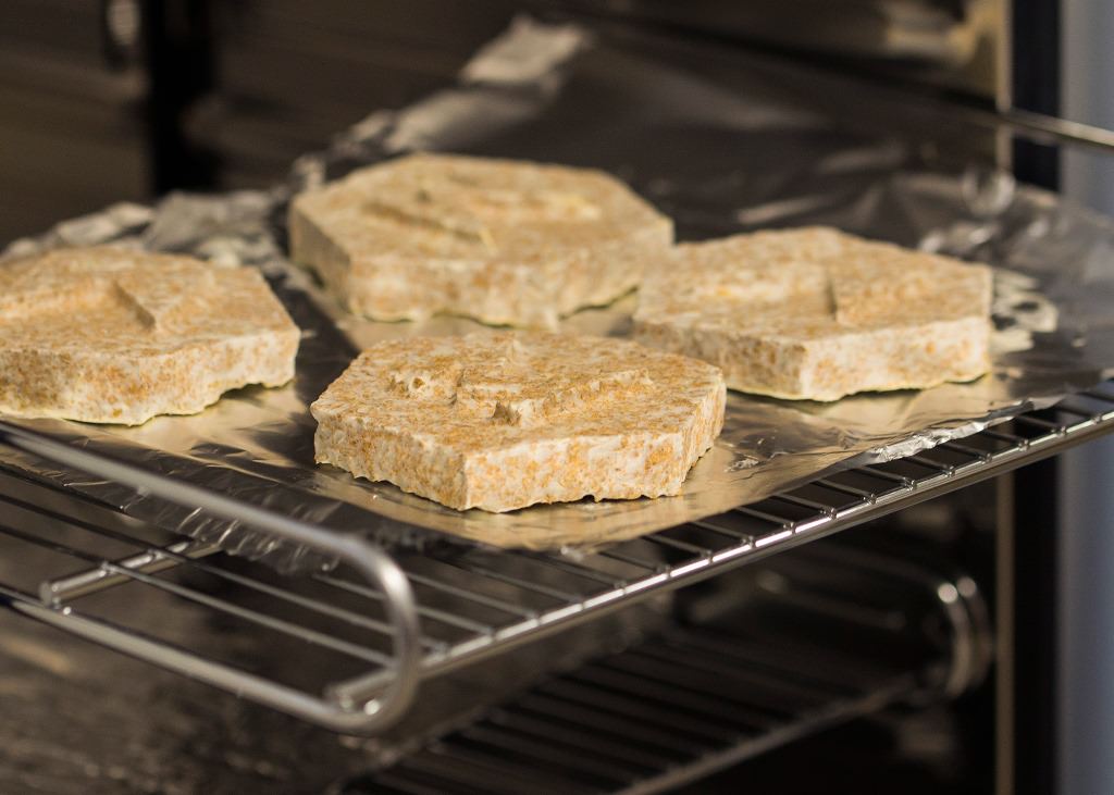 Nach dem Trocknen im Ofen hat der nachhaltige Baustoff ähnliche Dämmwerte wie Styropor