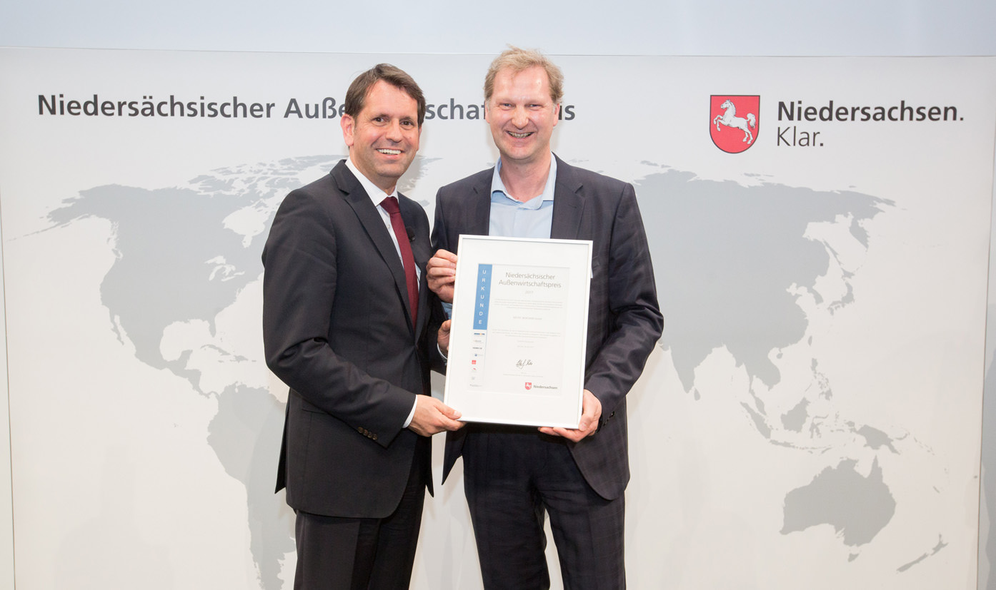 Niedersachsens Wirtschaftsminister Olaf Lies (links) und der Geschäftsführer von WELTEC BIOPOWER Jens Albartus (rechts) bei der Verleihung des Niedersächsischen Außenwirtschaftspreises.
