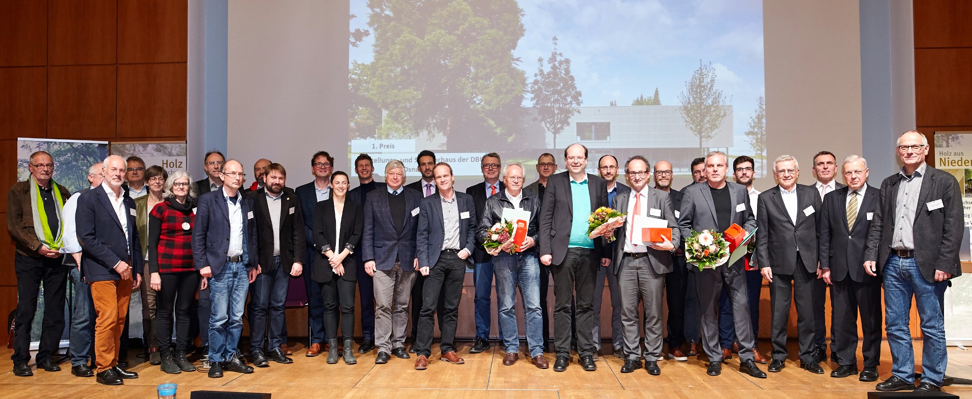 Gruppenbild der Preisträger mit Minister Christian Meyer