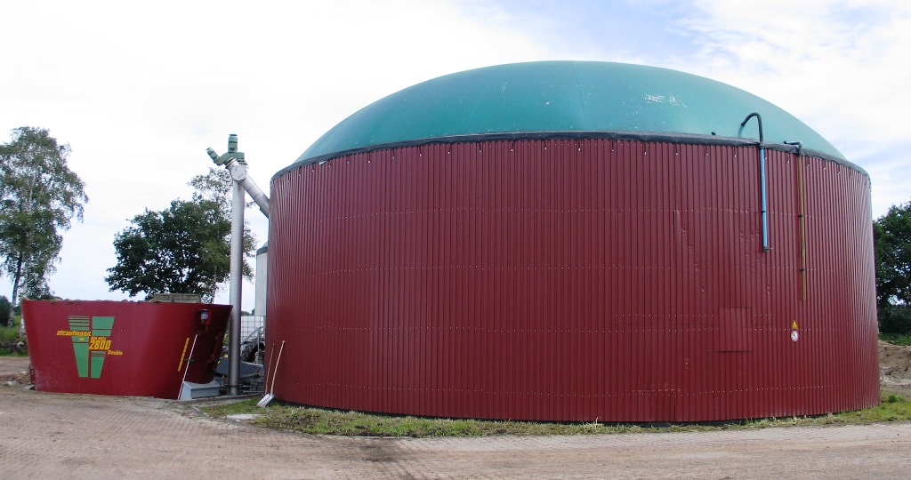 Fermenter mit Feststoffdosierer 